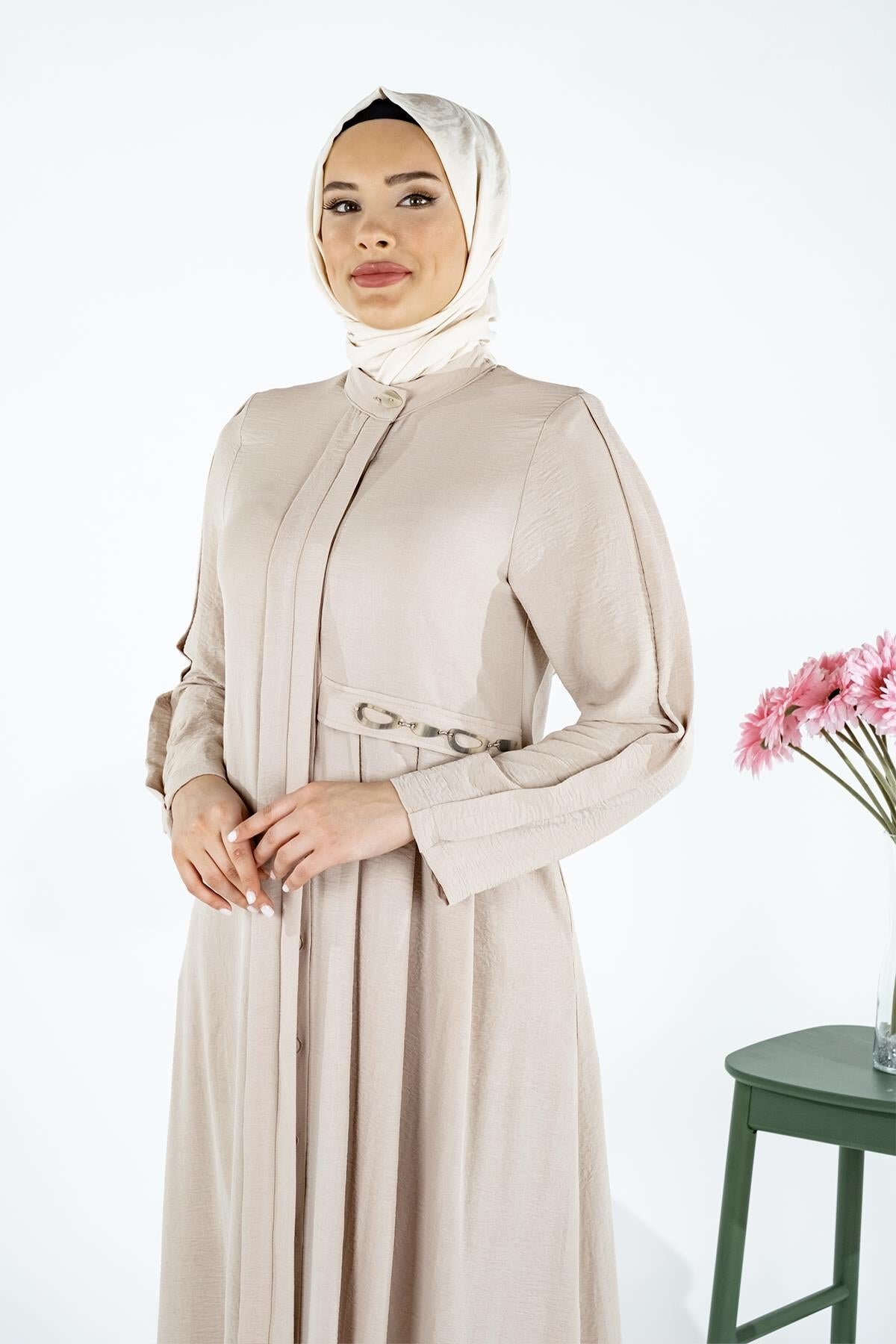 عباية بيج بكسرات إيميت وإكسسوارات - Beyza