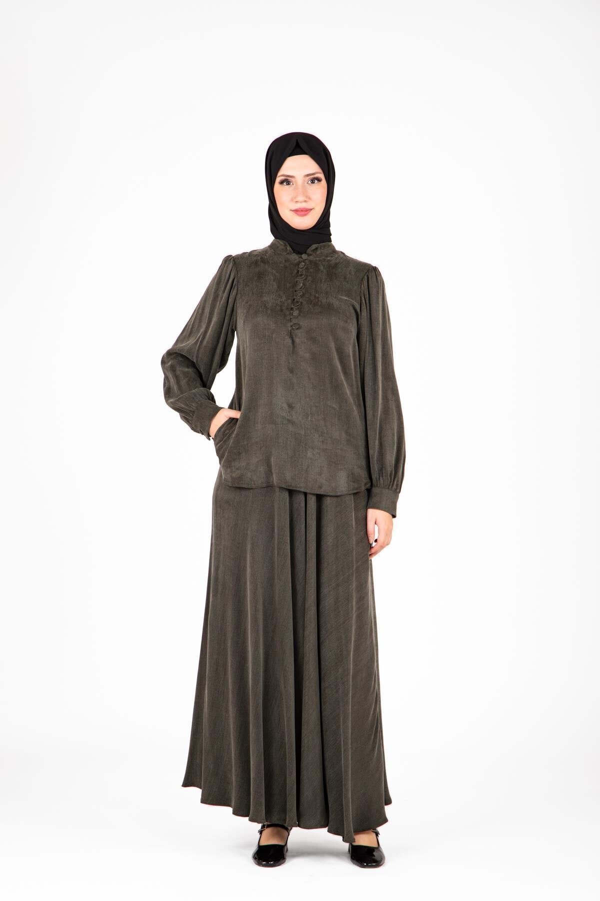 طقم محتشم قطعتين كاكي بياقة مزررة وتنورة - Beyza