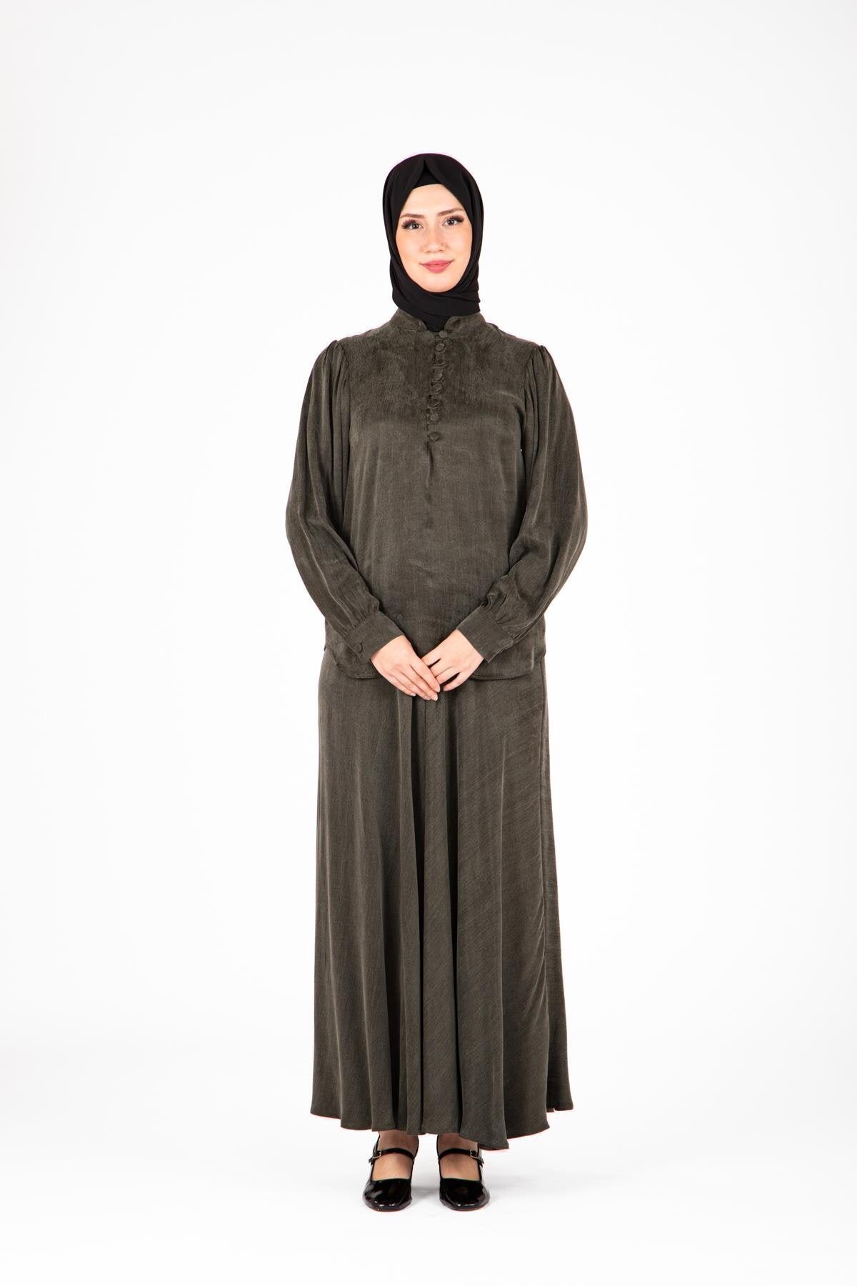 طقم محتشم قطعتين كاكي بياقة مزررة وتنورة - Beyza