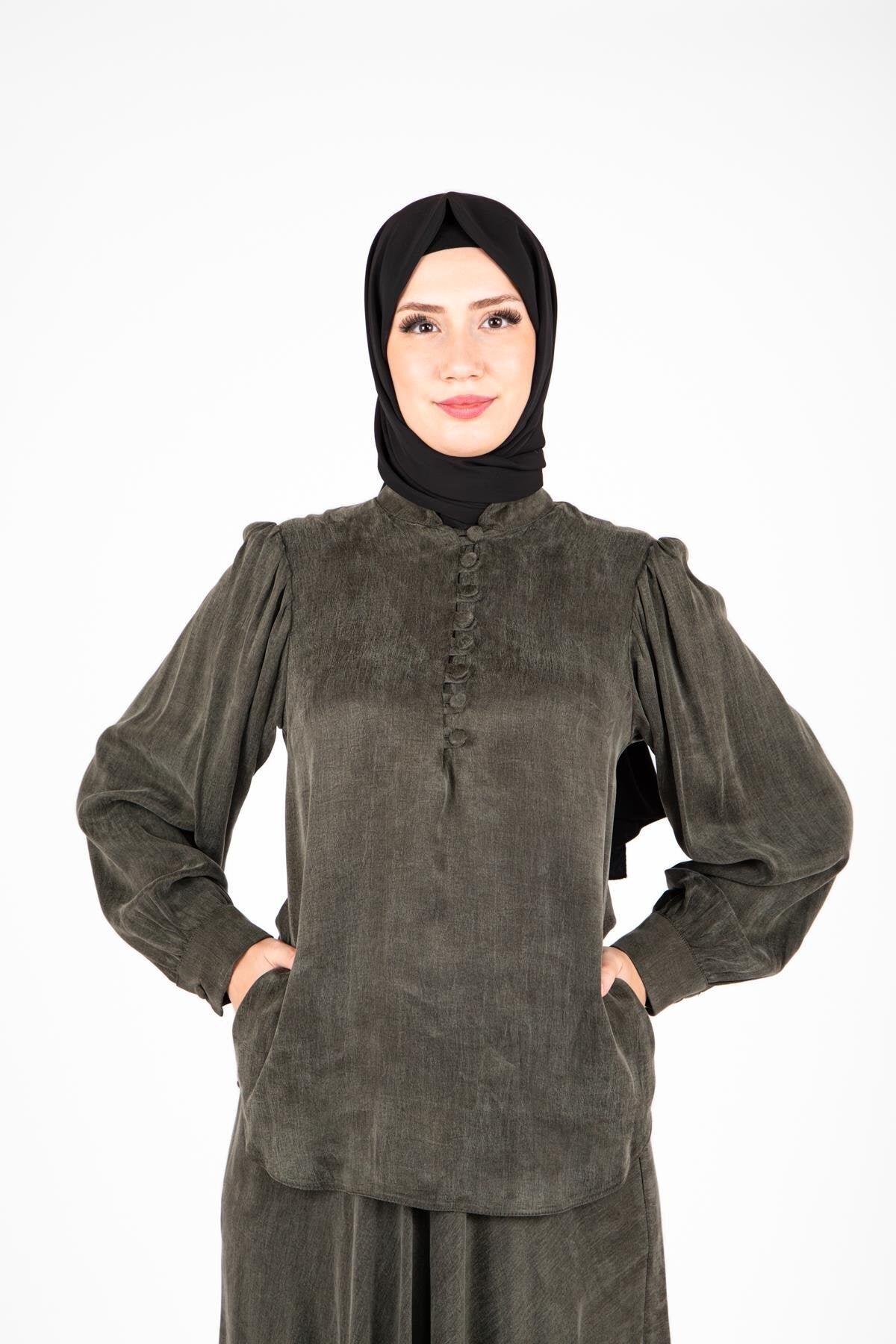 طقم محتشم قطعتين كاكي بياقة مزررة وتنورة - Beyza
