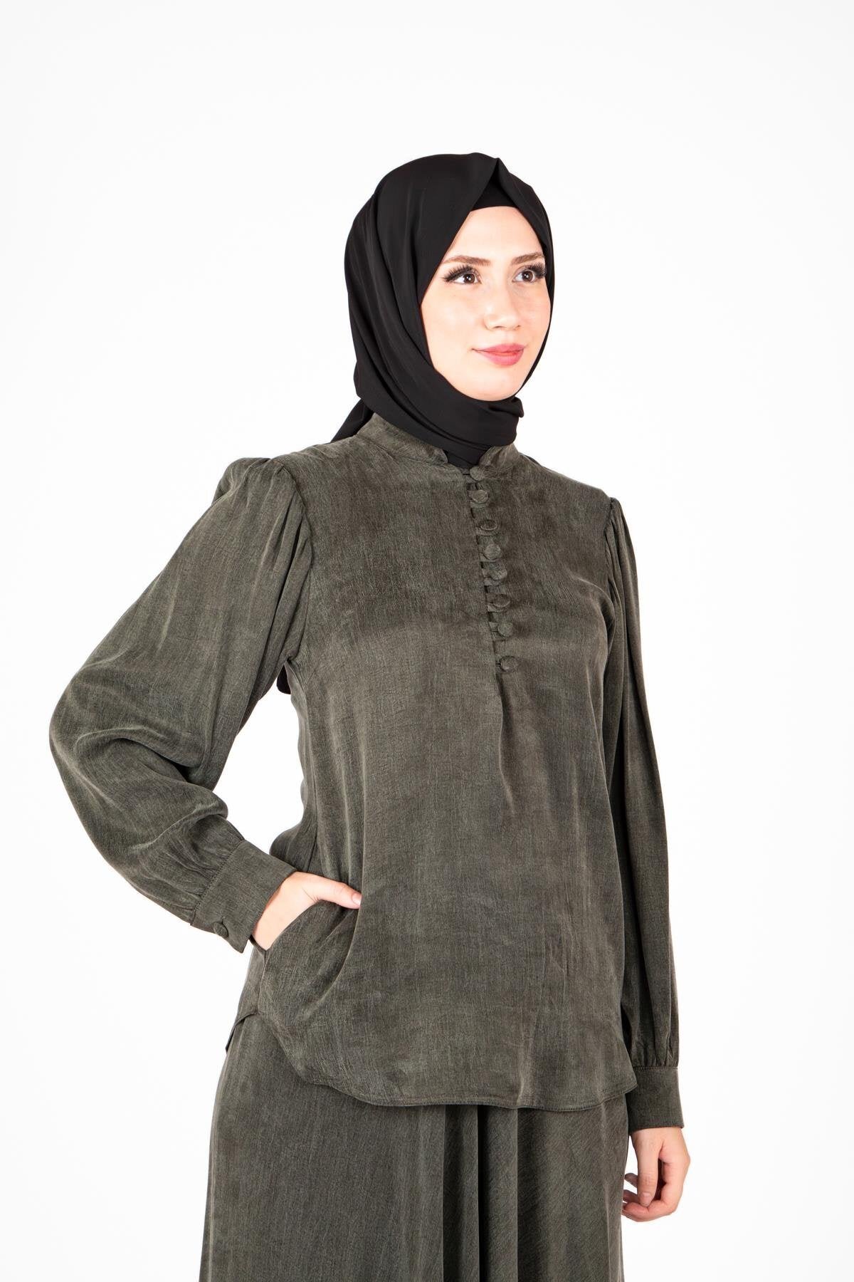 طقم محتشم قطعتين كاكي بياقة مزررة وتنورة - Beyza