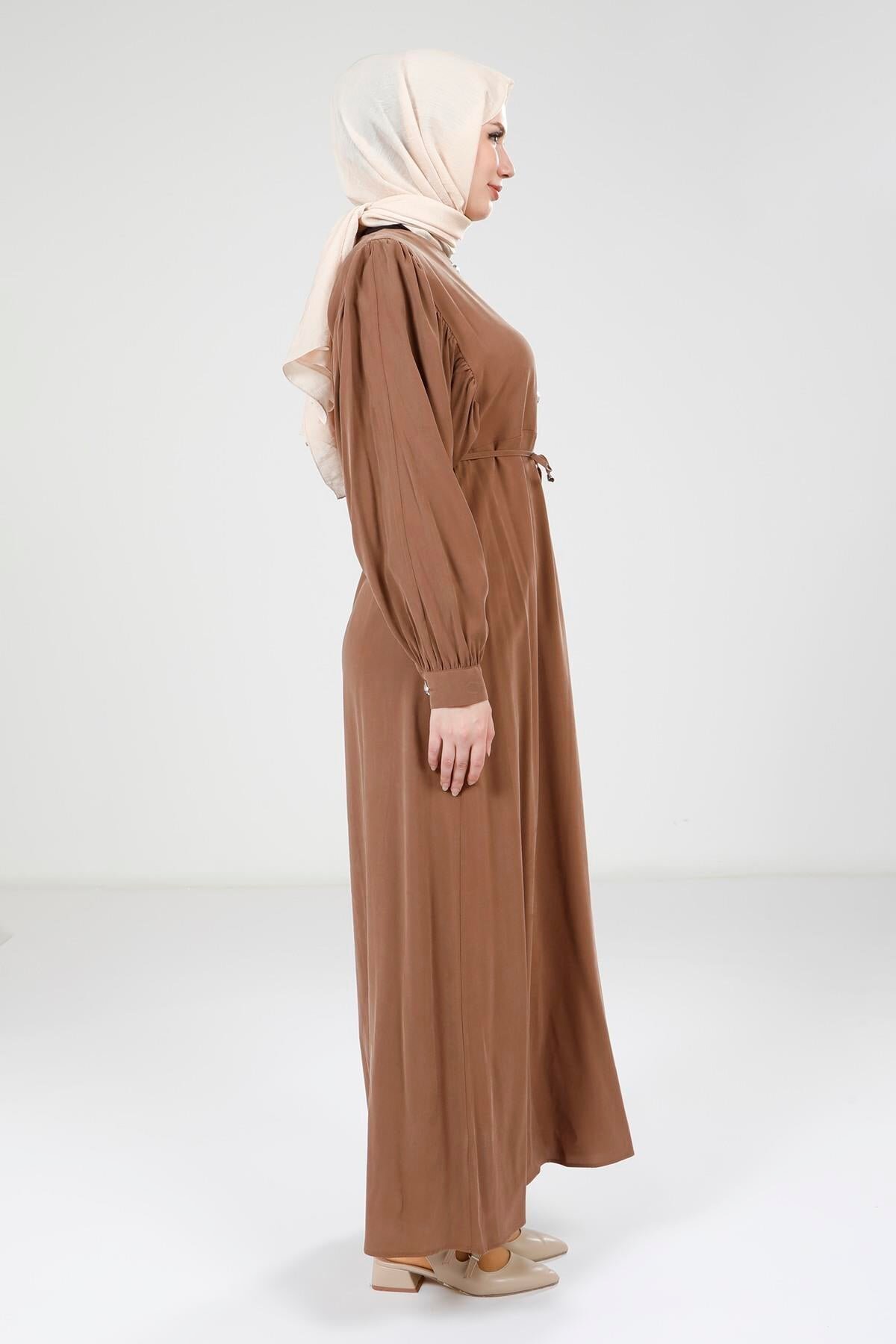 فستان محتشم مودال بني بتفاصيل أزرار - Beyza
