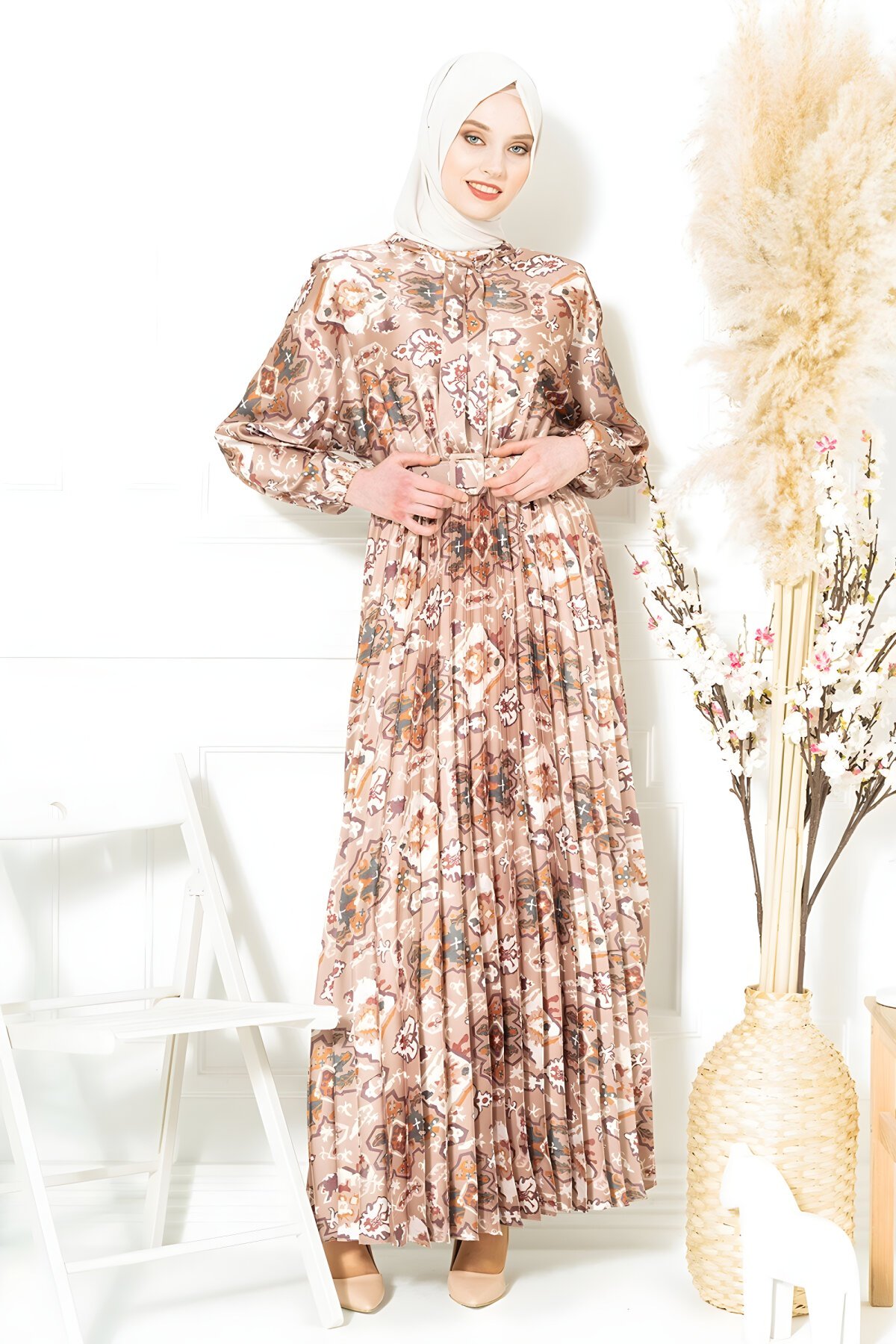 فستان محتشم بني بتفاصيل أزرار وحزام من تويّل الحرير - Beyza