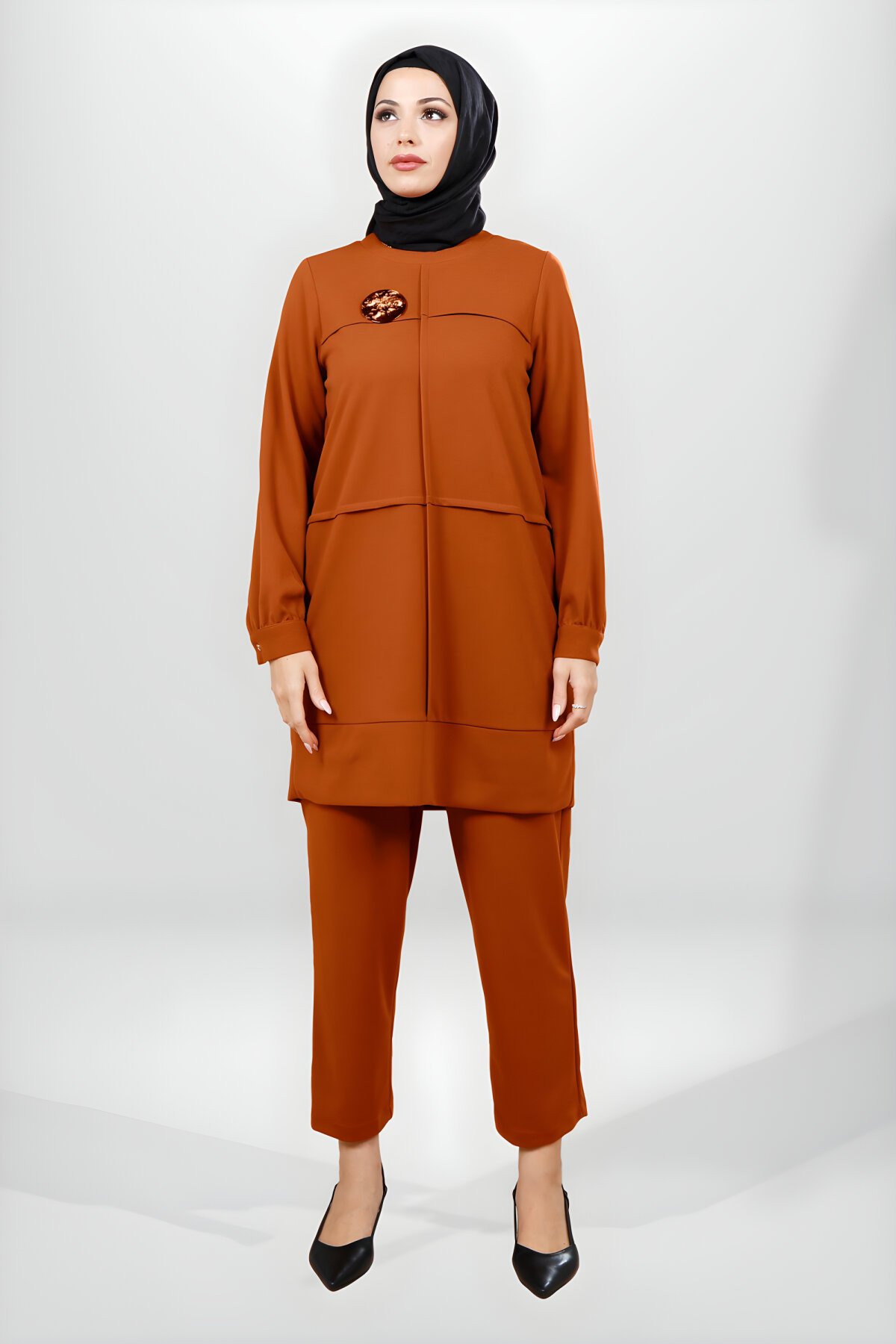 طقم محتشم قرميدي مضلع بتفاصيل بروش مزدوج - Beyza