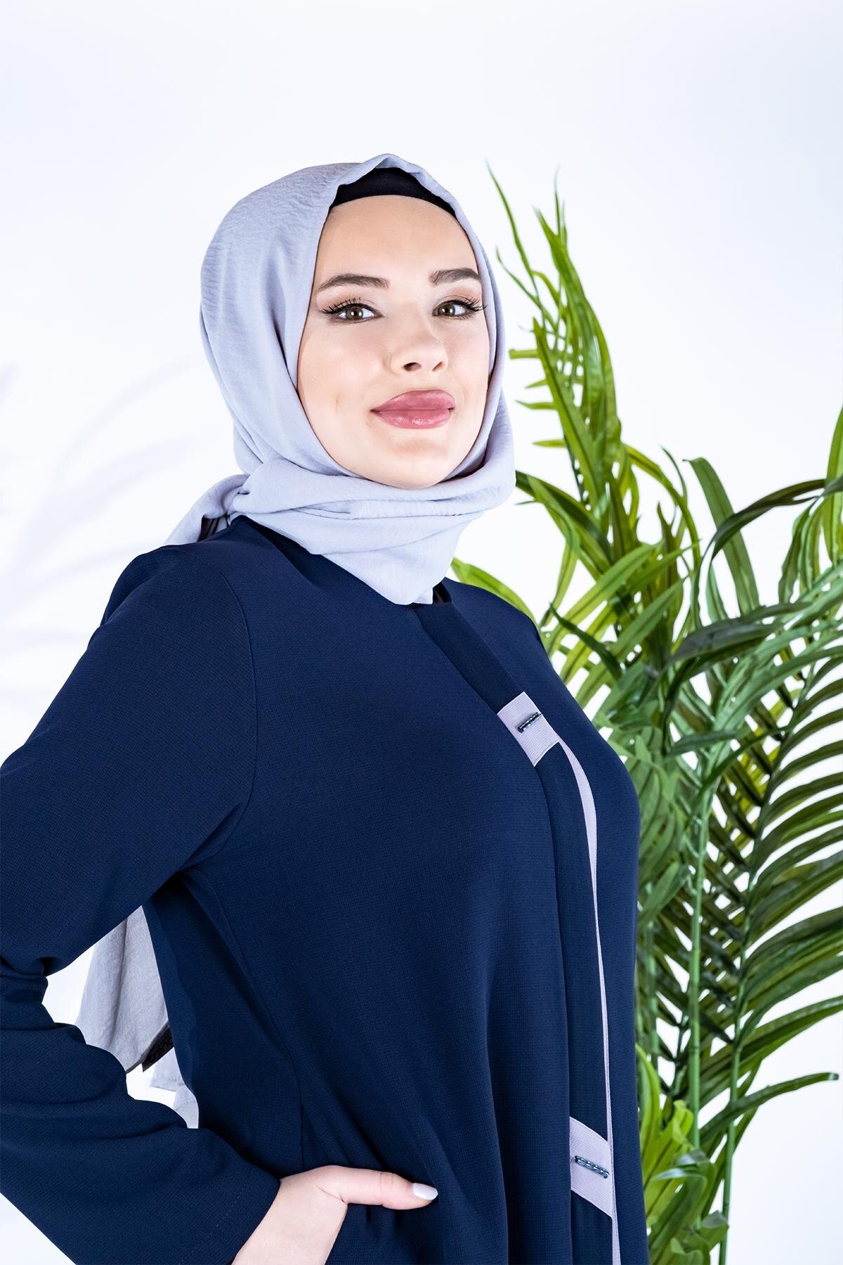 عباية كحلية متباينة مزينة بالخرز - Beyza