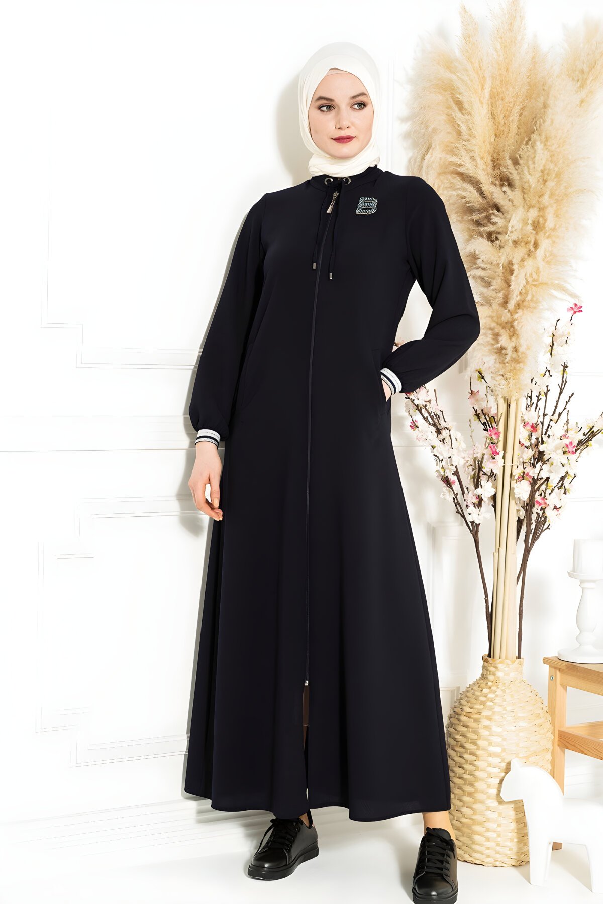 Lacivert Taş İşlemeli Broş Detaylı Banu Ferace - Beyza