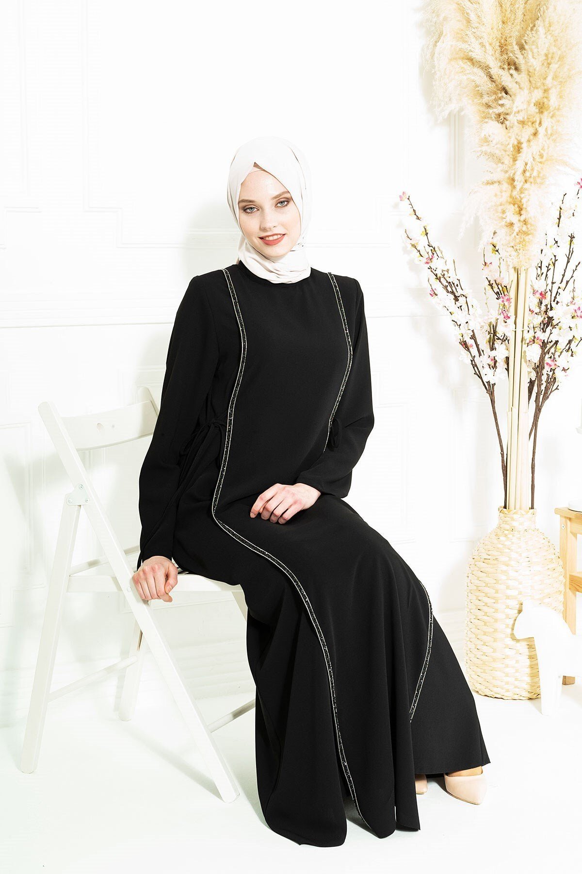 فستان سهرة محتشم أسود مزين بشرائط حجر أيدان - Beyza