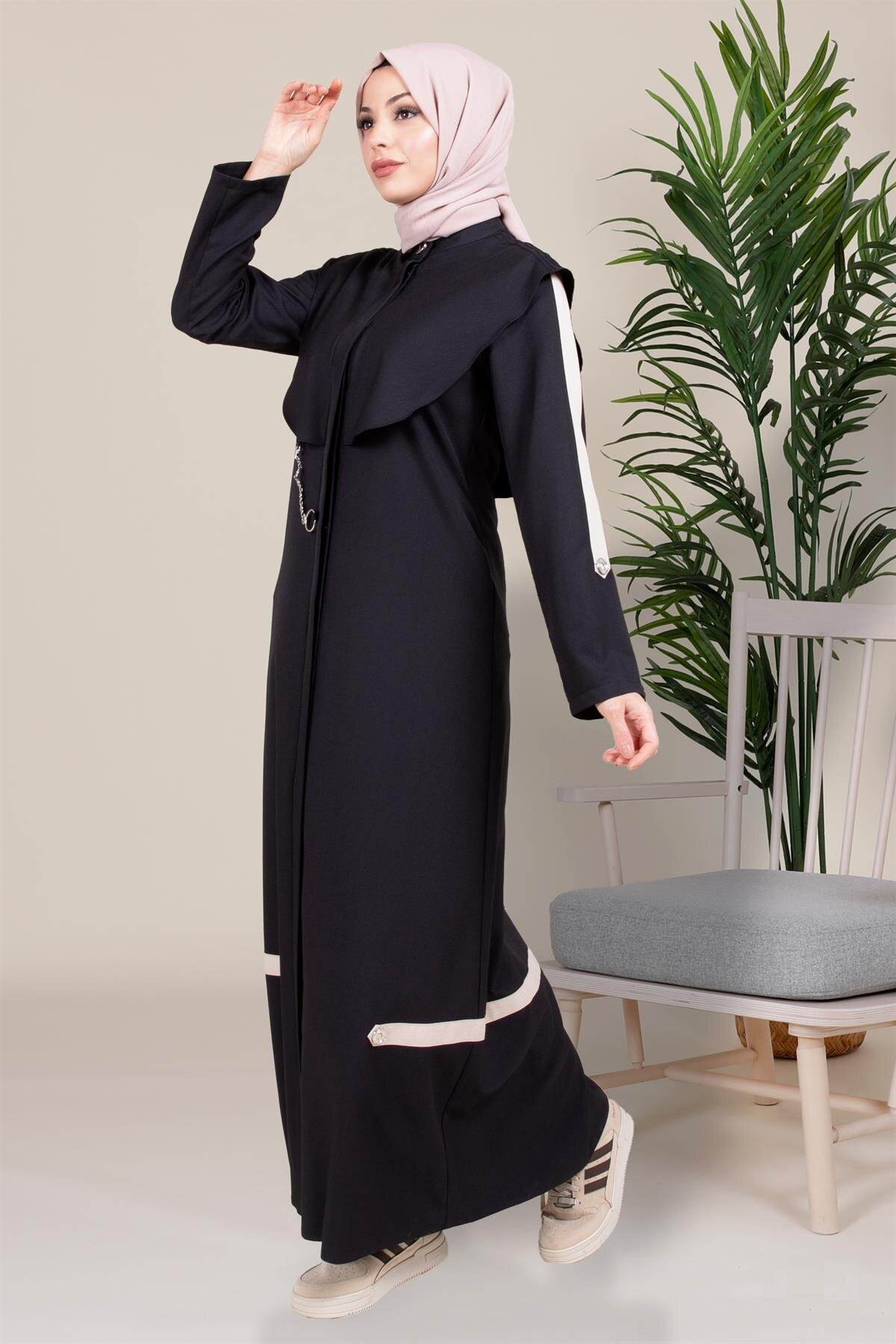 Bafra Fit Hooded Chain-Detail Abaya - Black - Beyza