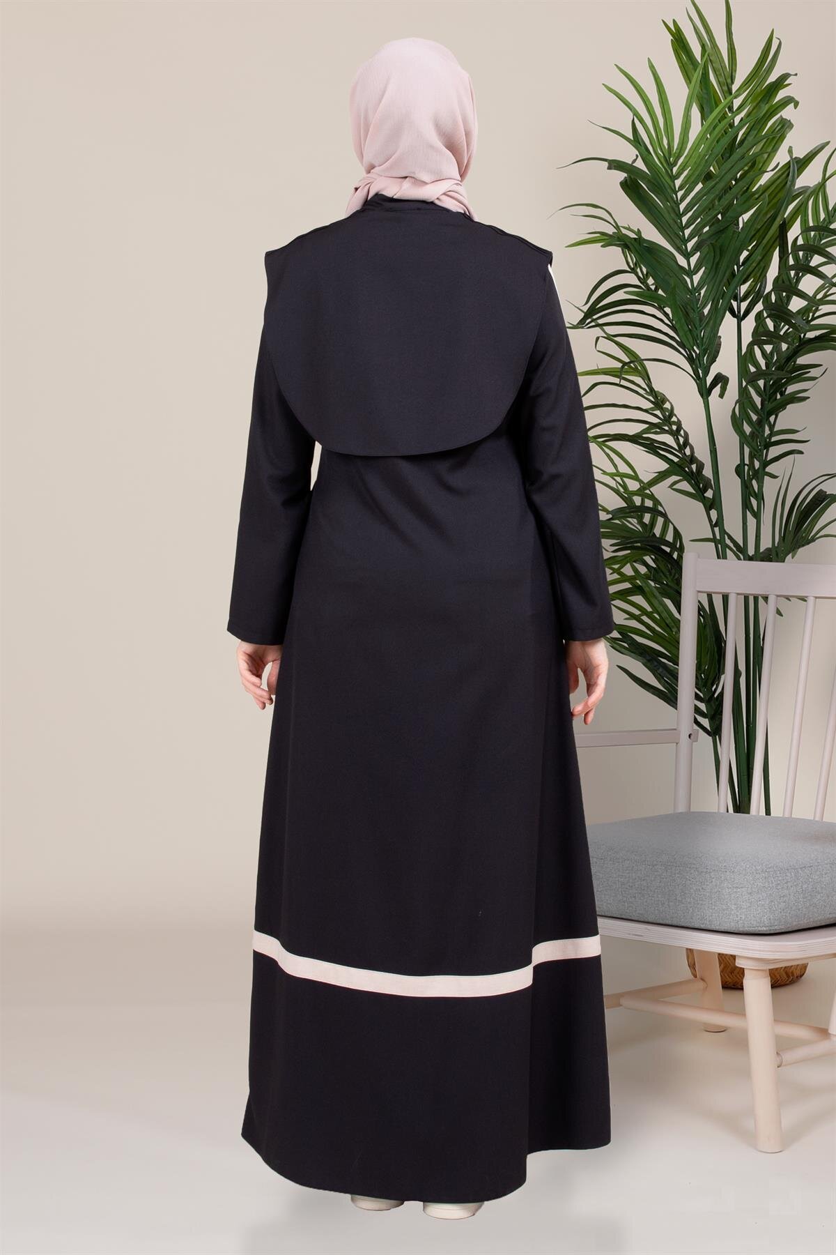 Bafra Fit Hooded Chain-Detail Abaya - Black - Beyza