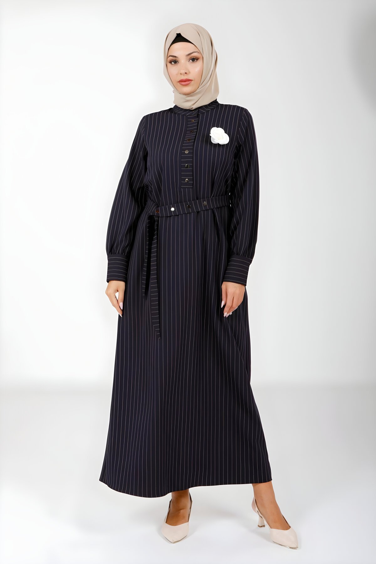 Siyah Çizgili Kuşaklı Çiçek Detaylı Tesettür Elbise - Beyza