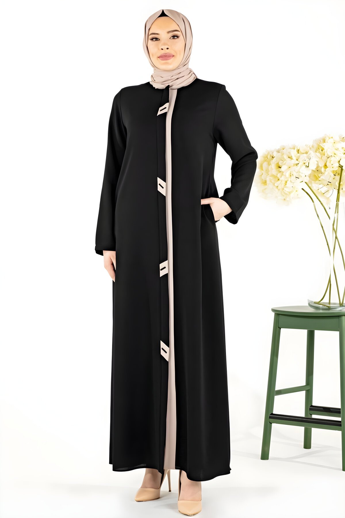 Siyah Deniz Patı Kontrastlı Boncuk Detaylı Ferace - Beyza