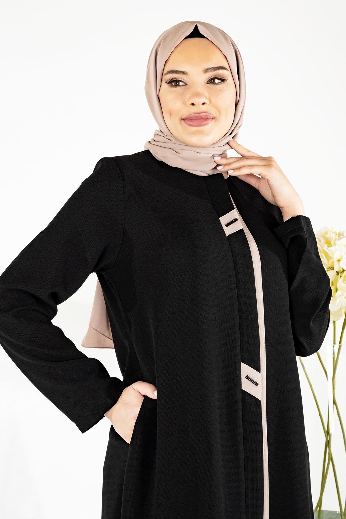 عباية سوداء بتفاصيل خرز وتباين بحري - Beyza