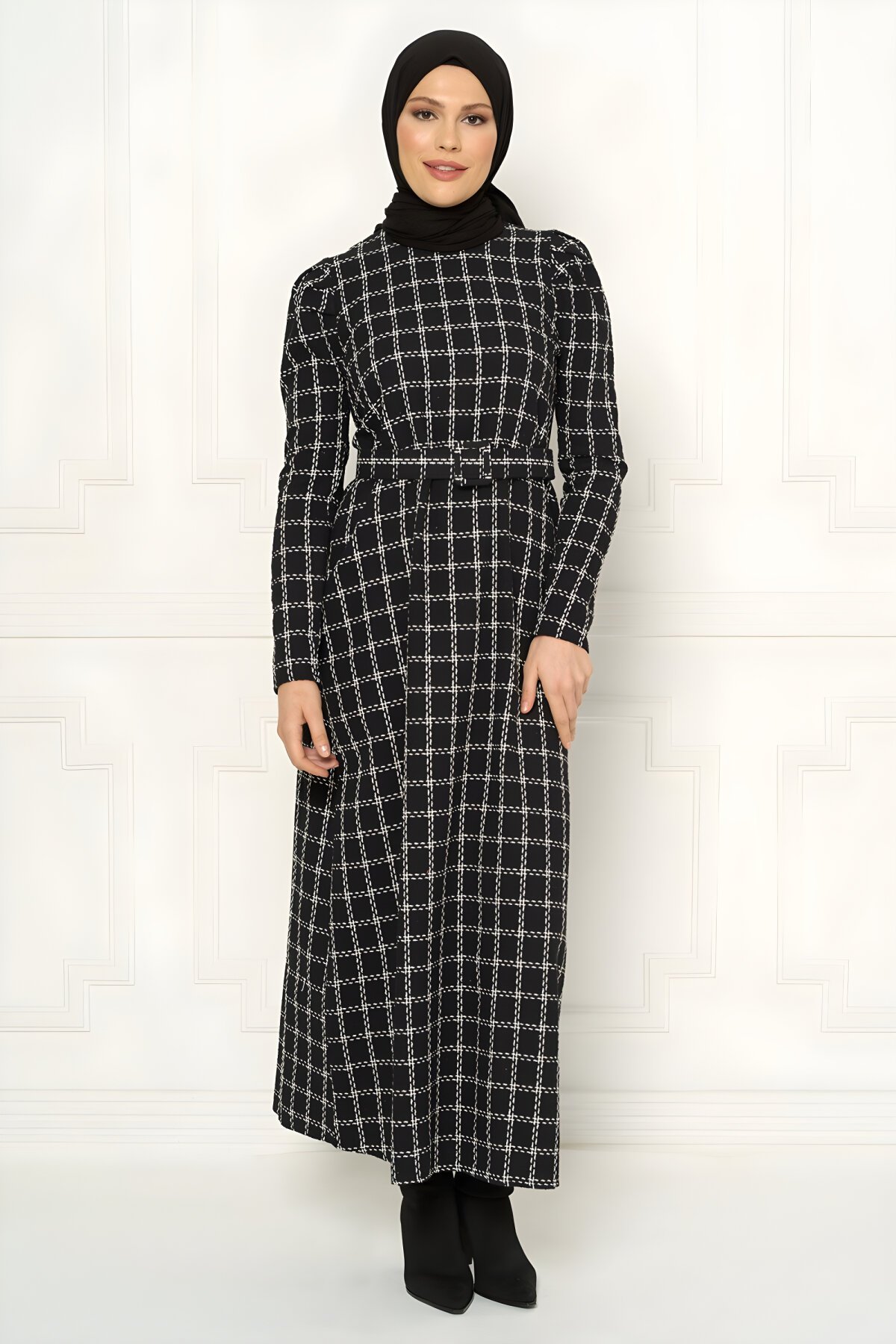 فستان محتشم شتوي أسود بطبعة كاروهات - Beyza