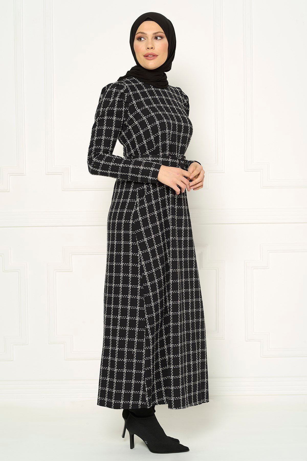 Winter Plaid Modest Dress - Black - Beyza