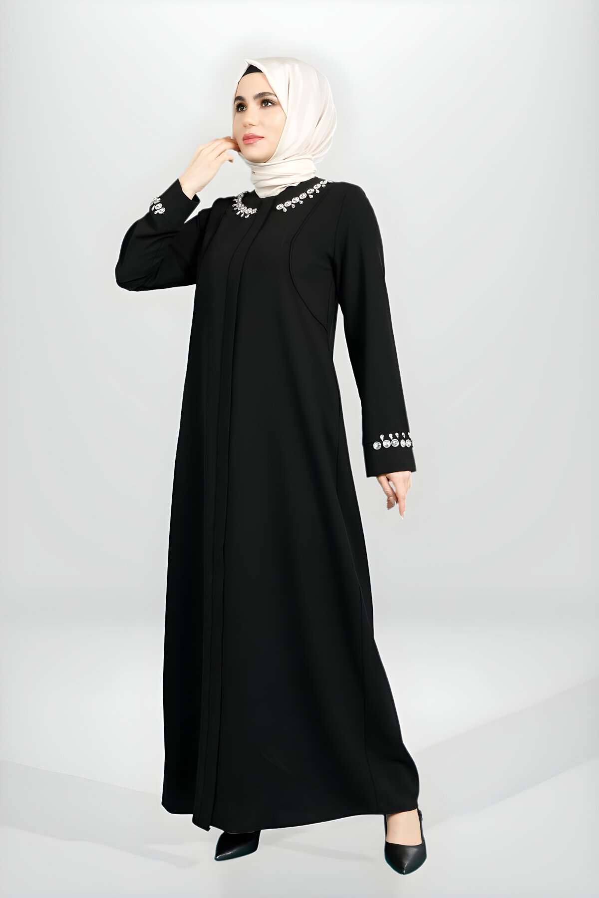 عباية سوداء بأكمام مطرزة وياقة بسحاب - Beyza