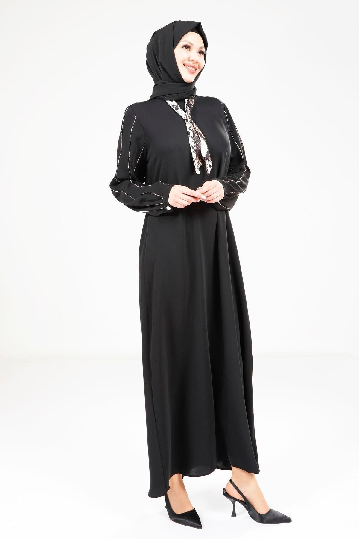 فستان محتشم أسود مزين بفولار - Beyza