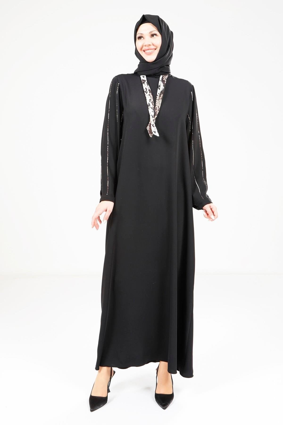 فستان محتشم أسود مزين بفولار - Beyza