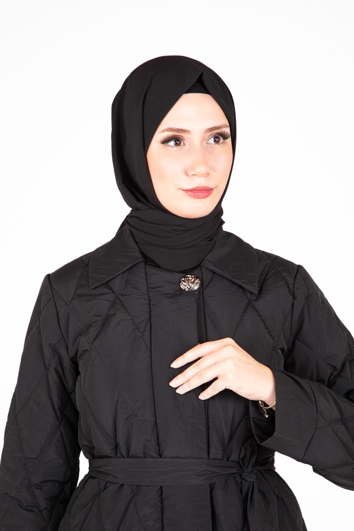 Siyah Kapitone Yakası Taş Düğmeli Tesettür Kaban - Beyza