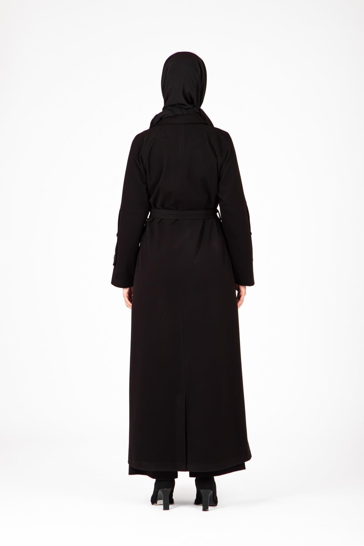 معطف شتوي محتشم أسود بتفاصيل كتاف الأكمام - Beyza