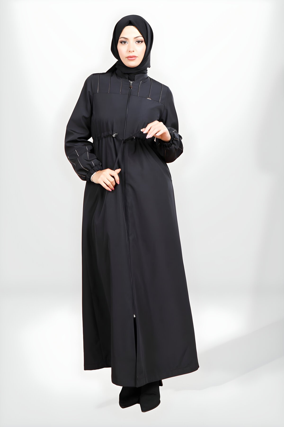 Siyah Nakış Detaylı Spor Su Geçirmez Ferace - Beyza