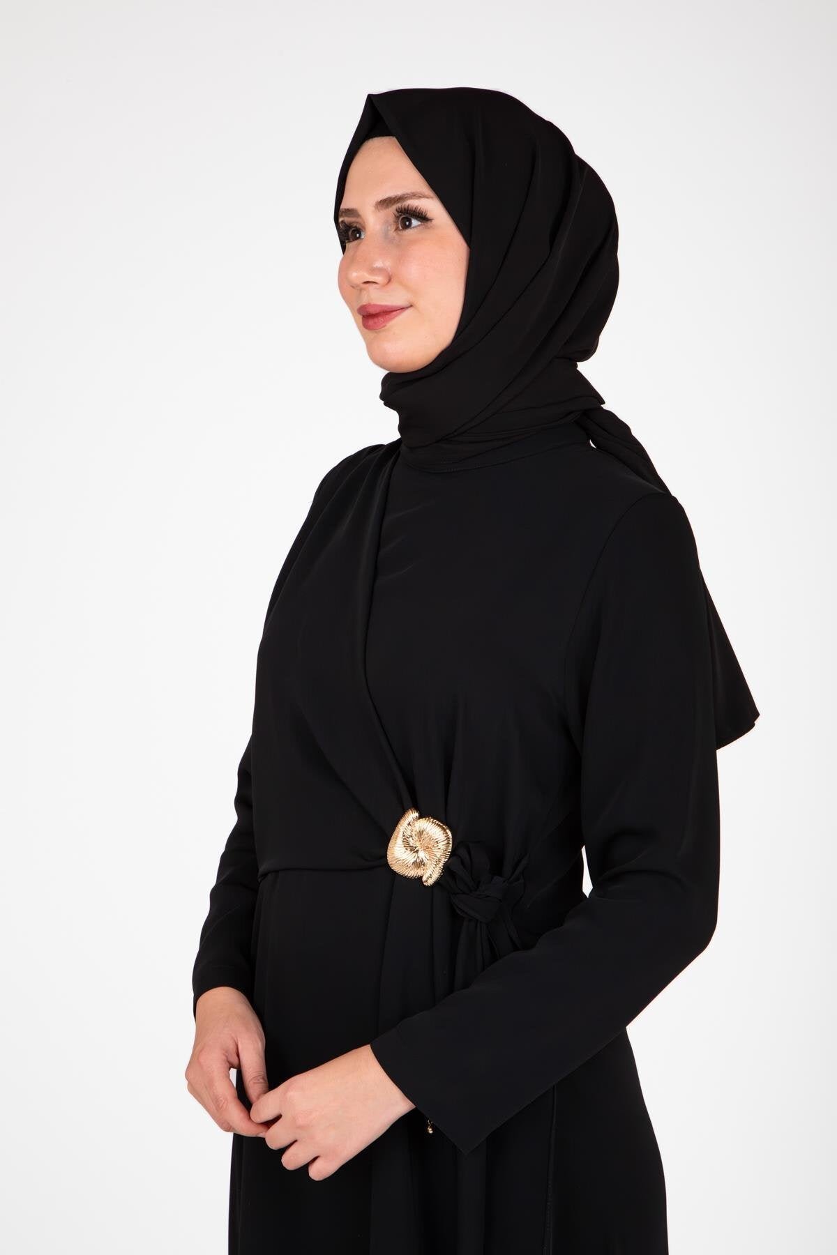 فستان سهرة محتشم أسود بإبزيم أمامي - Beyza