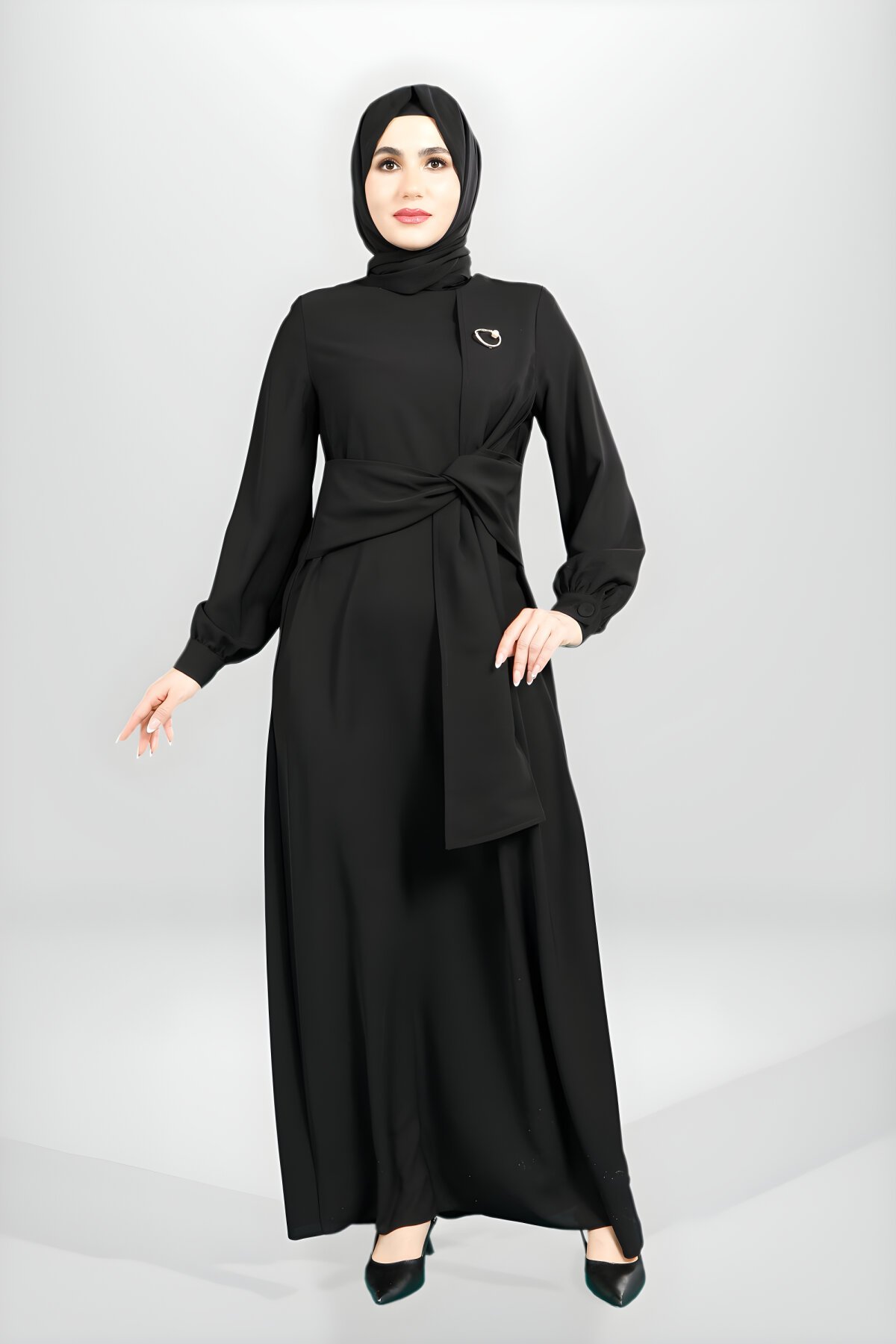 Siyah Önden Bağlama Detaylı Broşlu Tesettür Elbise - Beyza