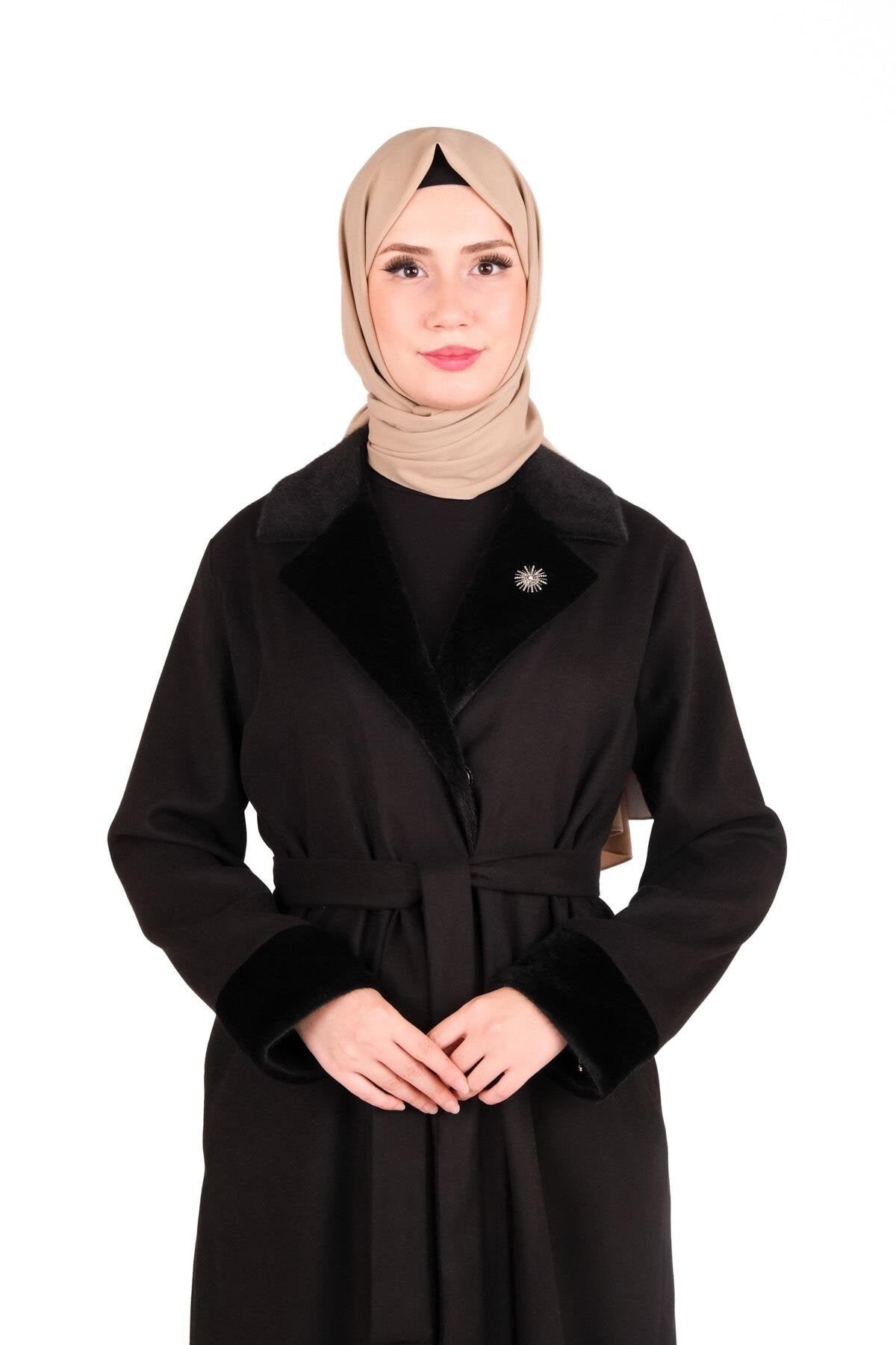 Siyah Yakası Broş Detaylı Kürklü Tesettür Kaban - Beyza