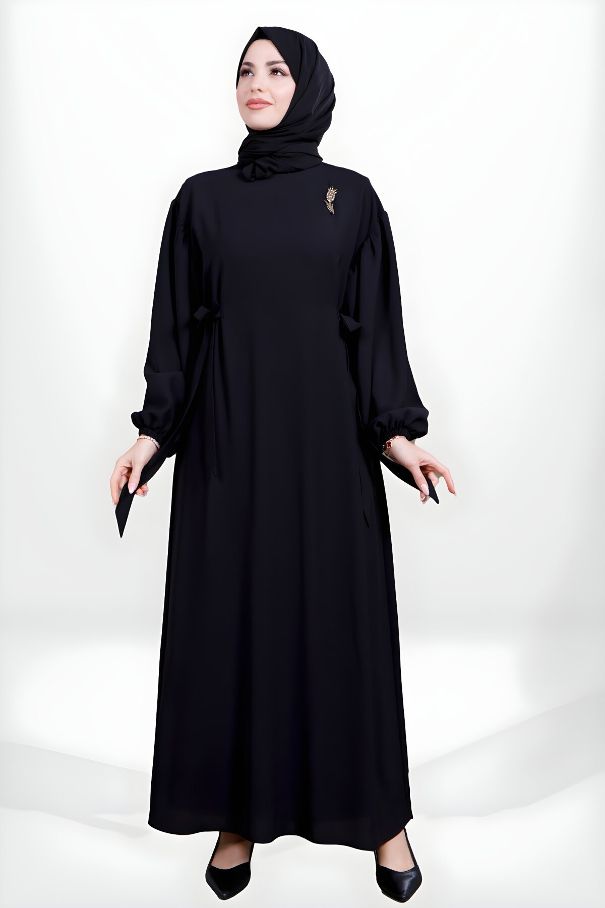 Siyah Yandan Bağlamalı Lale Broşlu Tesettür Elbise - Beyza