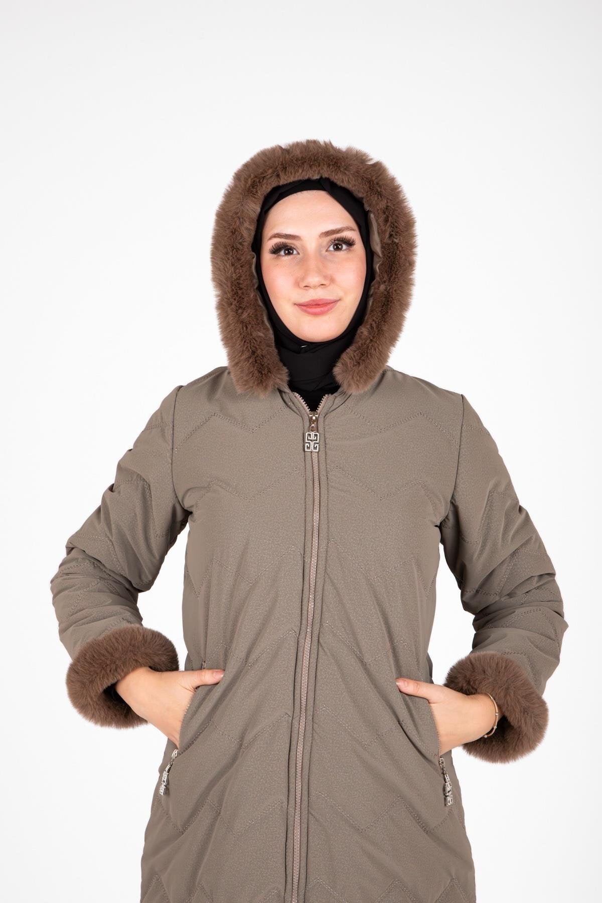 معطف شتوي بقلنسوة لون فيزون بتفاصيل فرو على الأكمام - Beyza