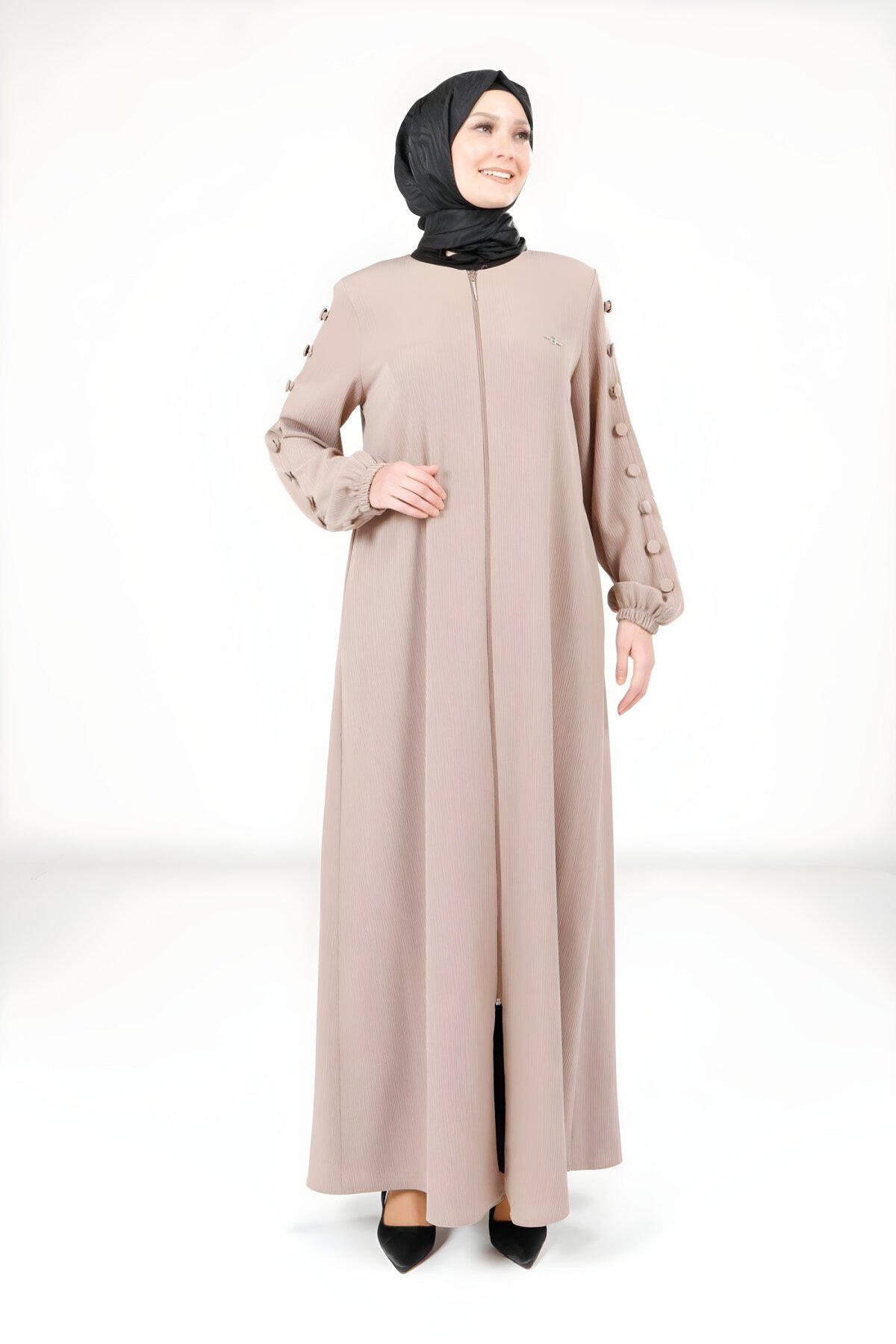 عباية مينك بأزرار على الأكمام - Beyza