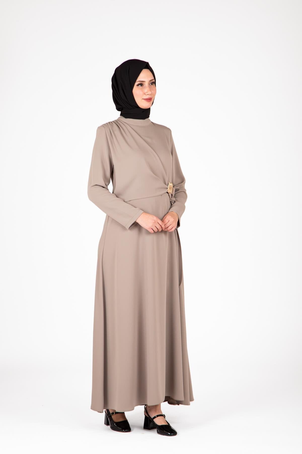 فستان سهرة محتشم لون فيزون بتفاصيل مشبك أمامي - Beyza