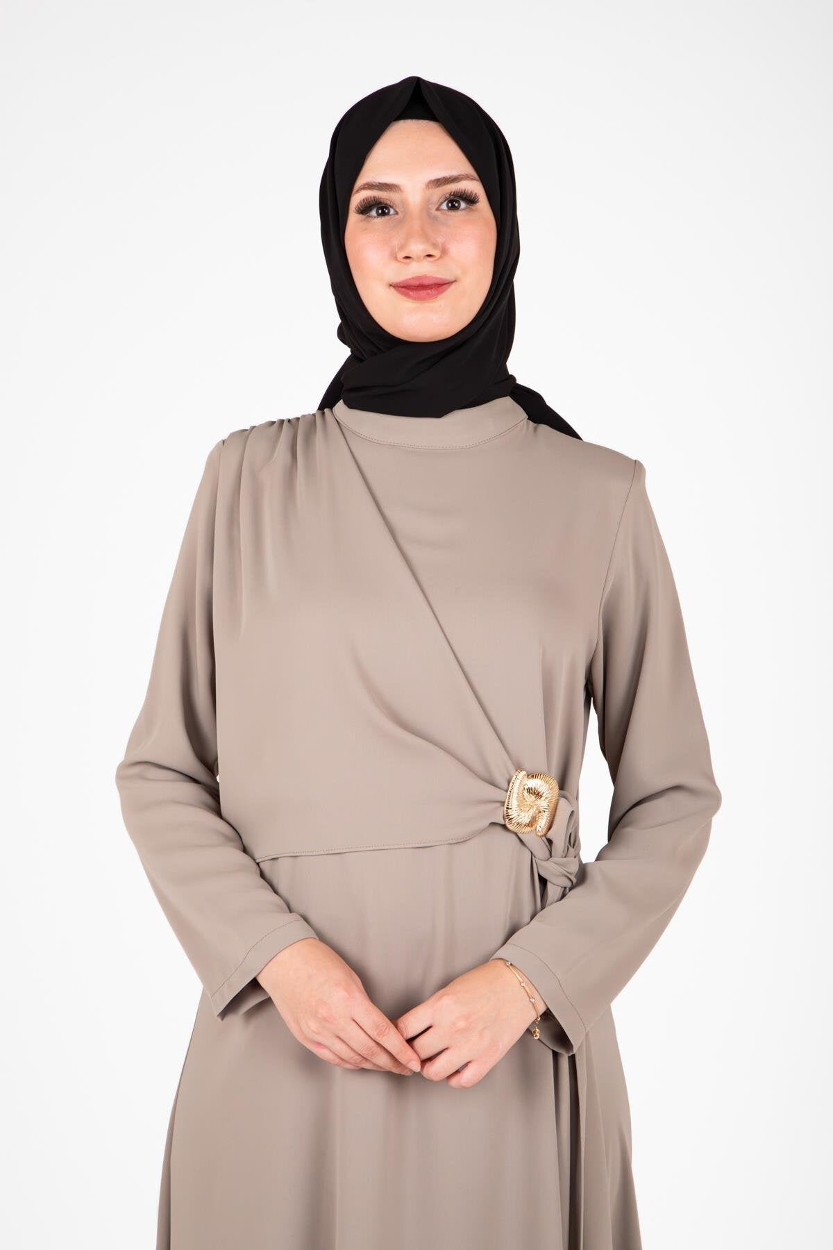 فستان سهرة محتشم لون فيزون بتفاصيل مشبك أمامي - Beyza