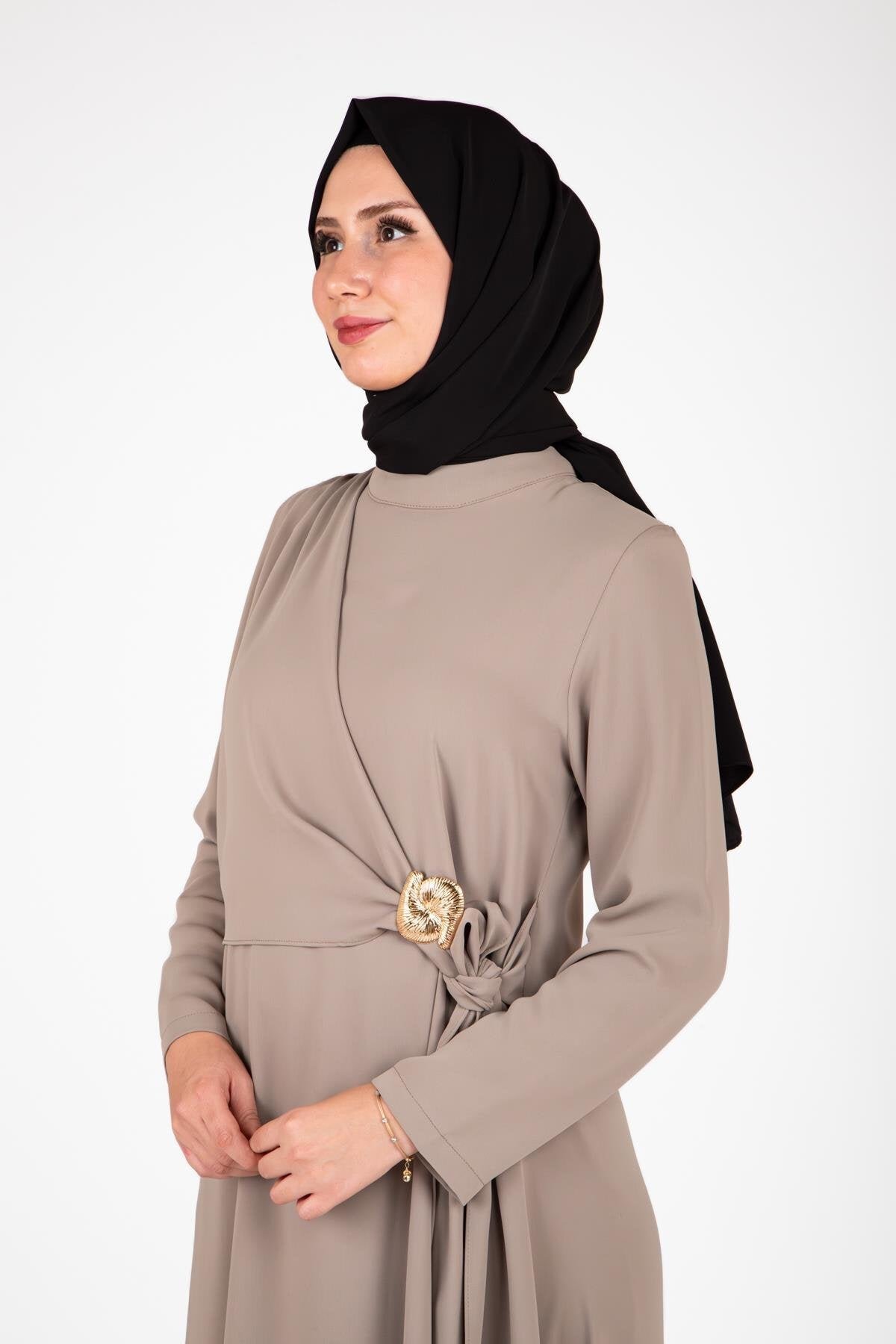 فستان سهرة محتشم لون فيزون بتفاصيل مشبك أمامي - Beyza