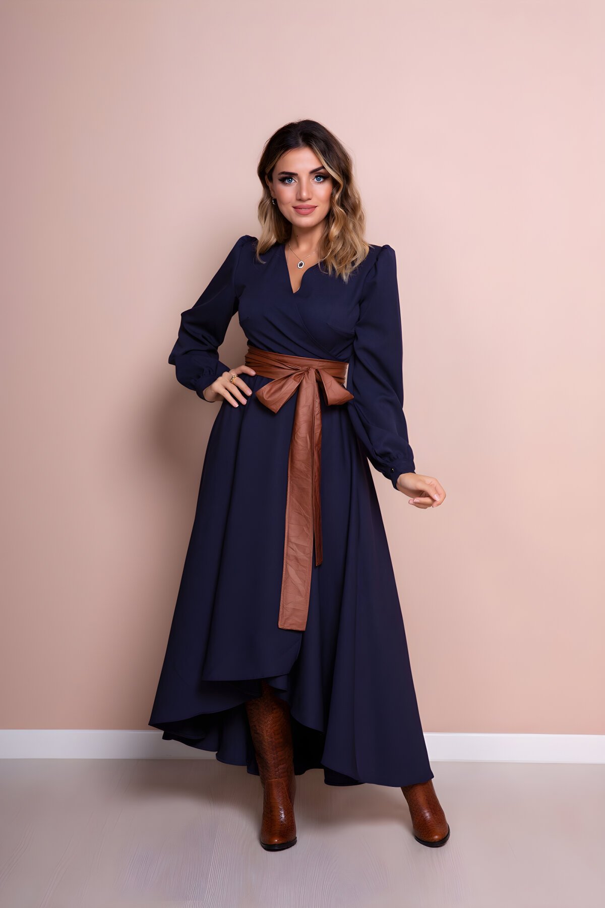 فستان محتشم بقصّة غير متماثلة لون كحلي بحزام جلدي - Bidoluelbise