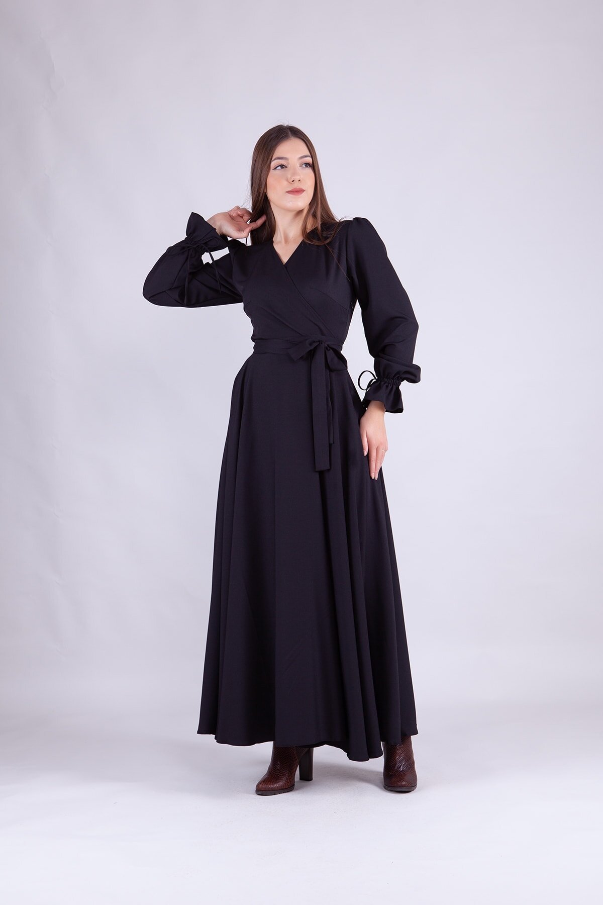 فستان سهرة محتشم أسود بياقة لف وأكمام طويلة - Bidoluelbise