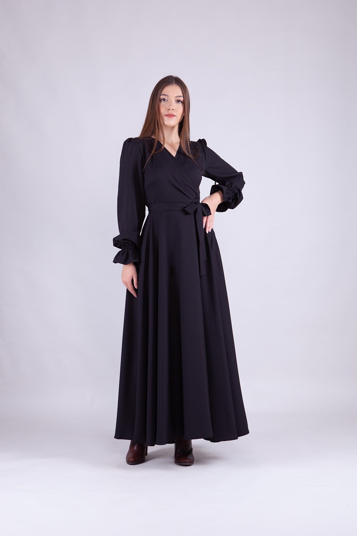 فستان سهرة محتشم أسود بياقة لف وأكمام طويلة - Bidoluelbise