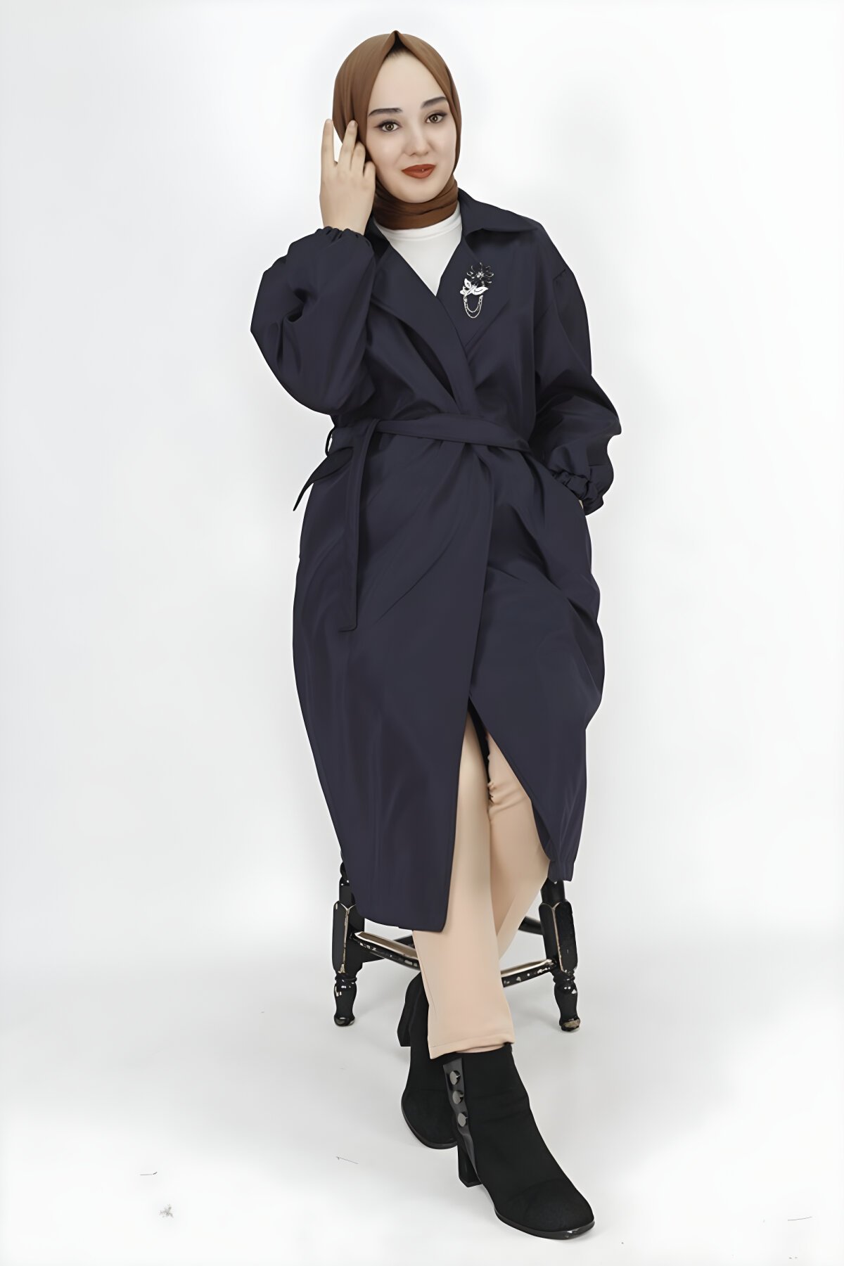 Lacivert Orta Boy Bondet Kumaş Broş Detaylı Trençkot - Butik