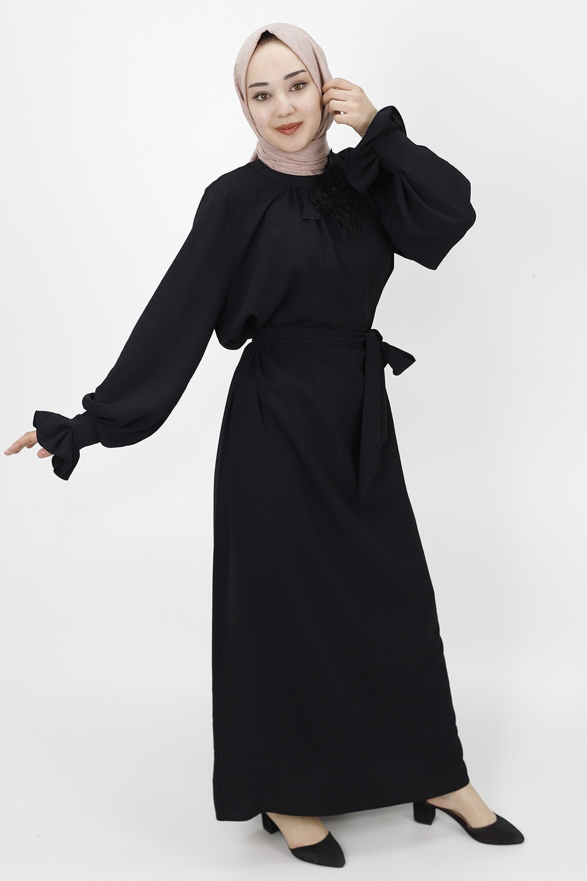 فستان محتشم أسود بأكمام بالون وتفاصيل إكسسوار زهور - Butik