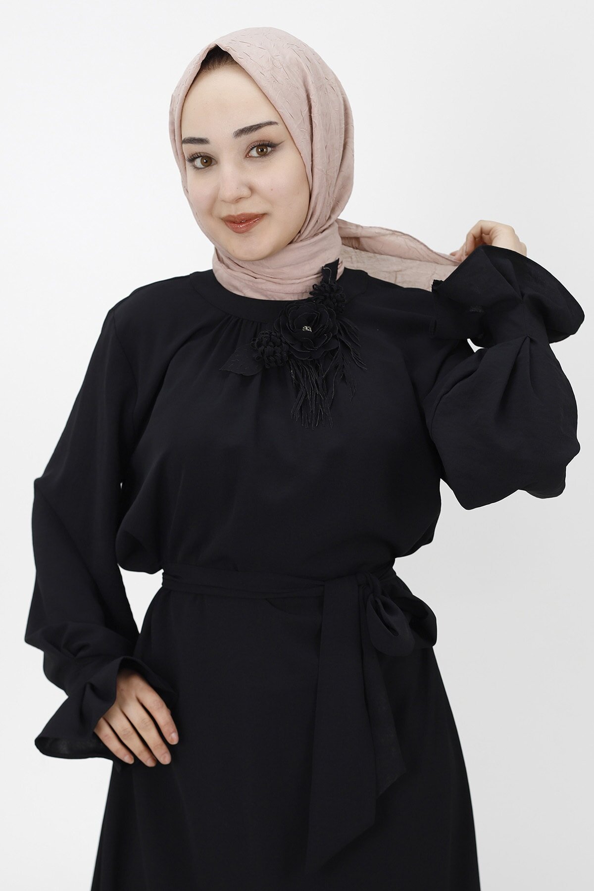 فستان محتشم أسود بأكمام بالون وتفاصيل إكسسوار زهور - Butik
