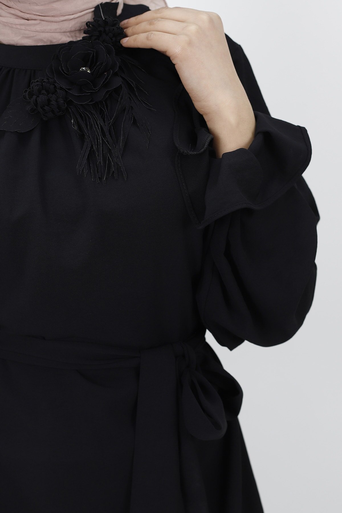 فستان محتشم أسود بأكمام بالون وتفاصيل إكسسوار زهور - Butik