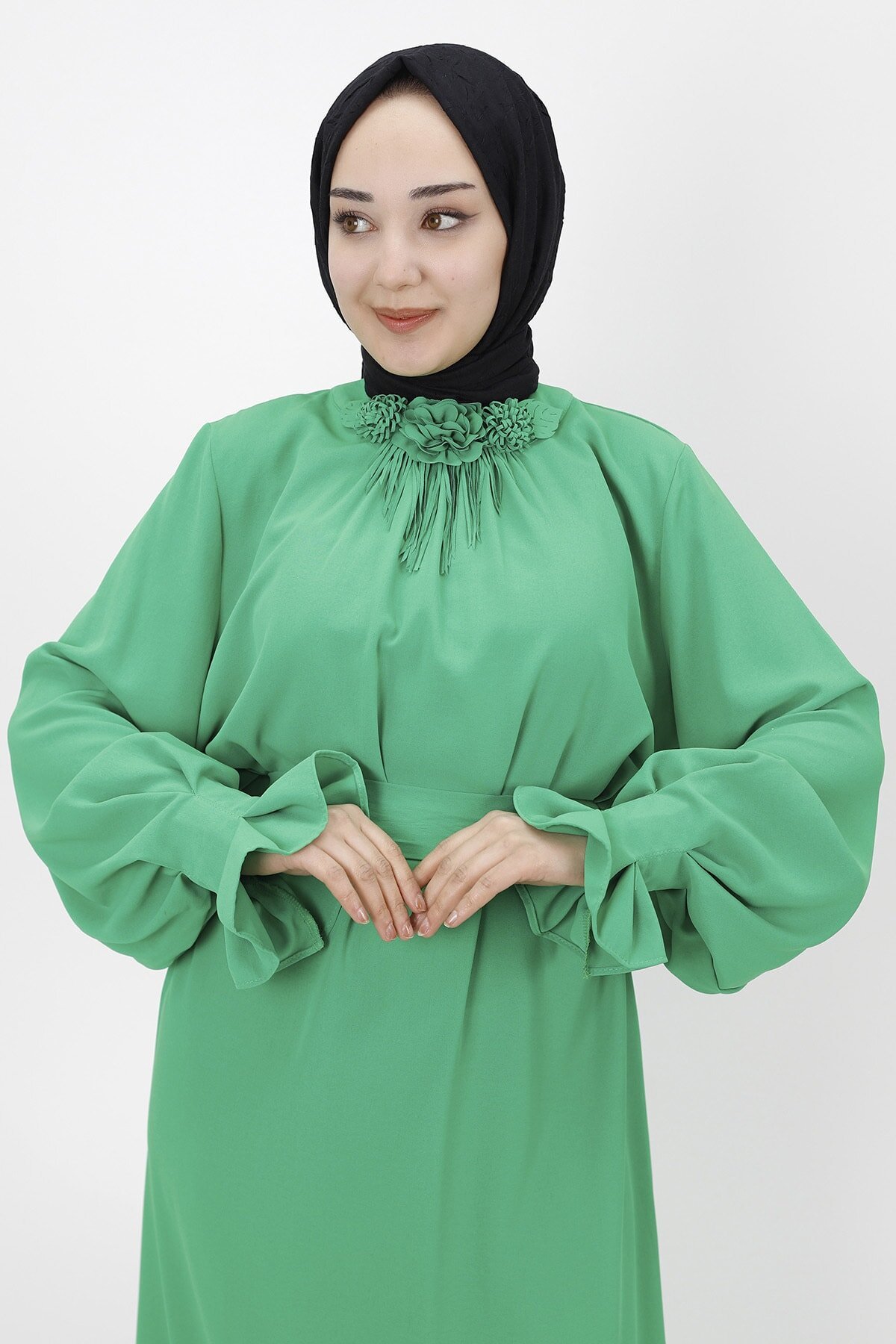 فستان محتشم بأكمام بالون لون أخضر بتفاصيل زهور - Butik