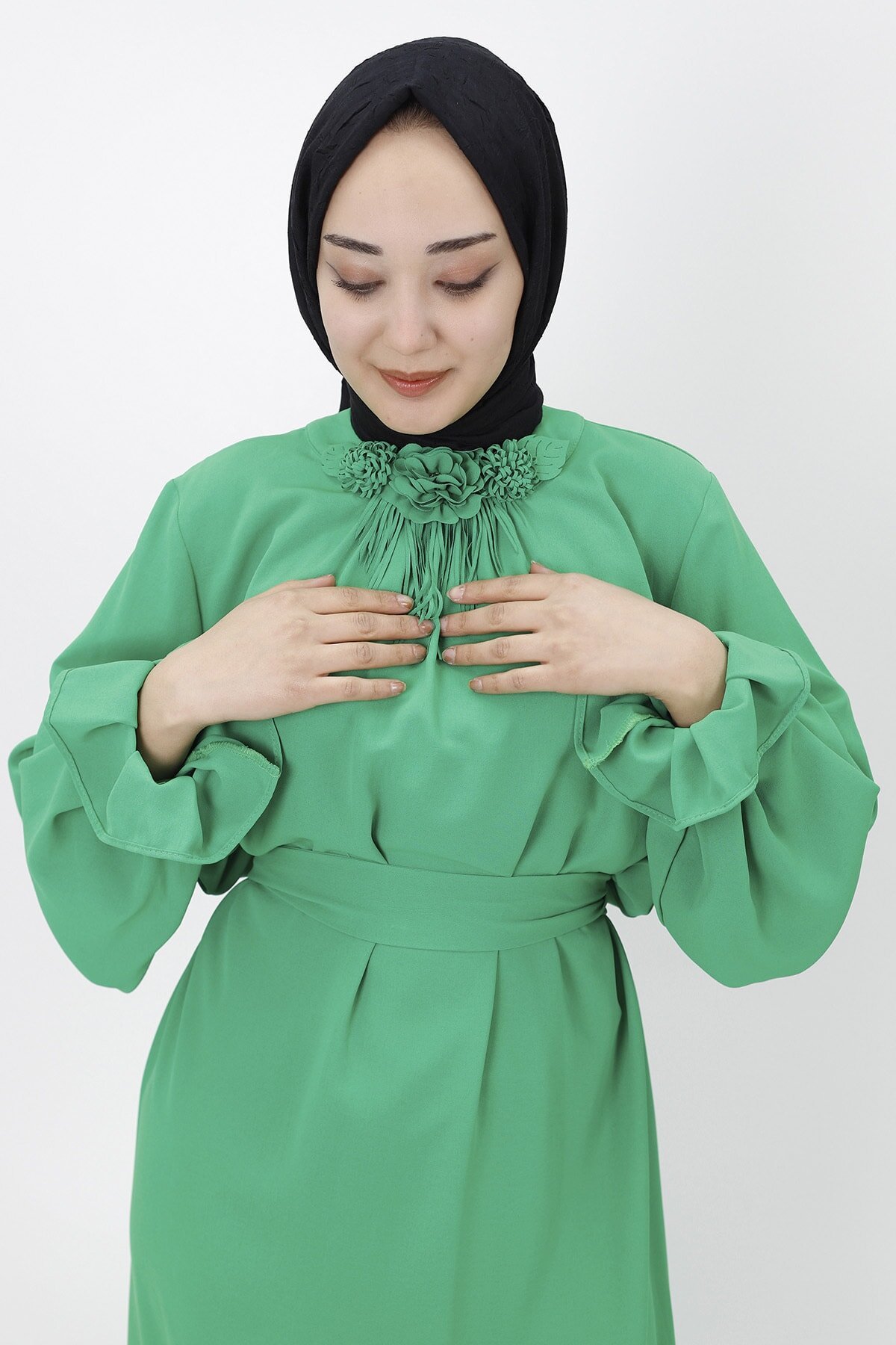 فستان محتشم بأكمام بالون لون أخضر بتفاصيل زهور - Butik