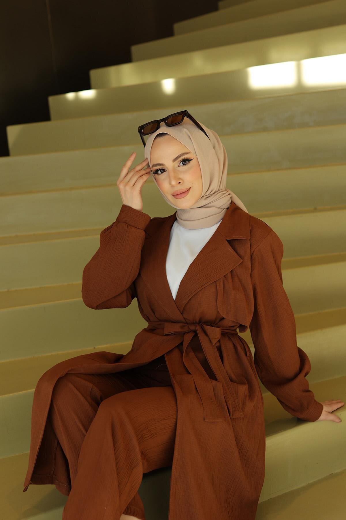 طقم محتشم من قطعتين بني بتفصيل هلالي - Misskayle
