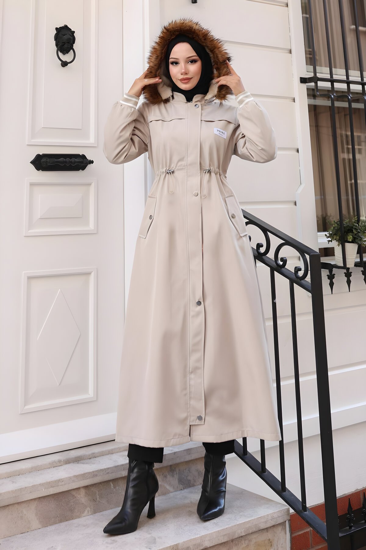 Bej Arma Detaylı Kapüşonlu Mont - Modamihram