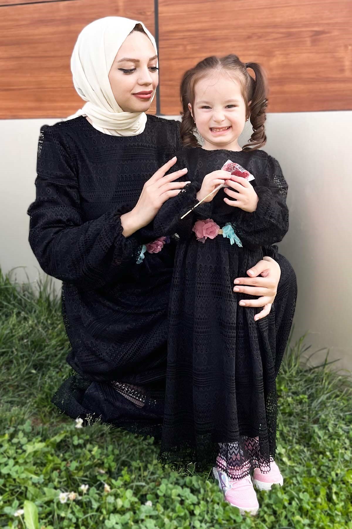 Mom Style Lace-Detailed Modest Dress - Black - Modamihram