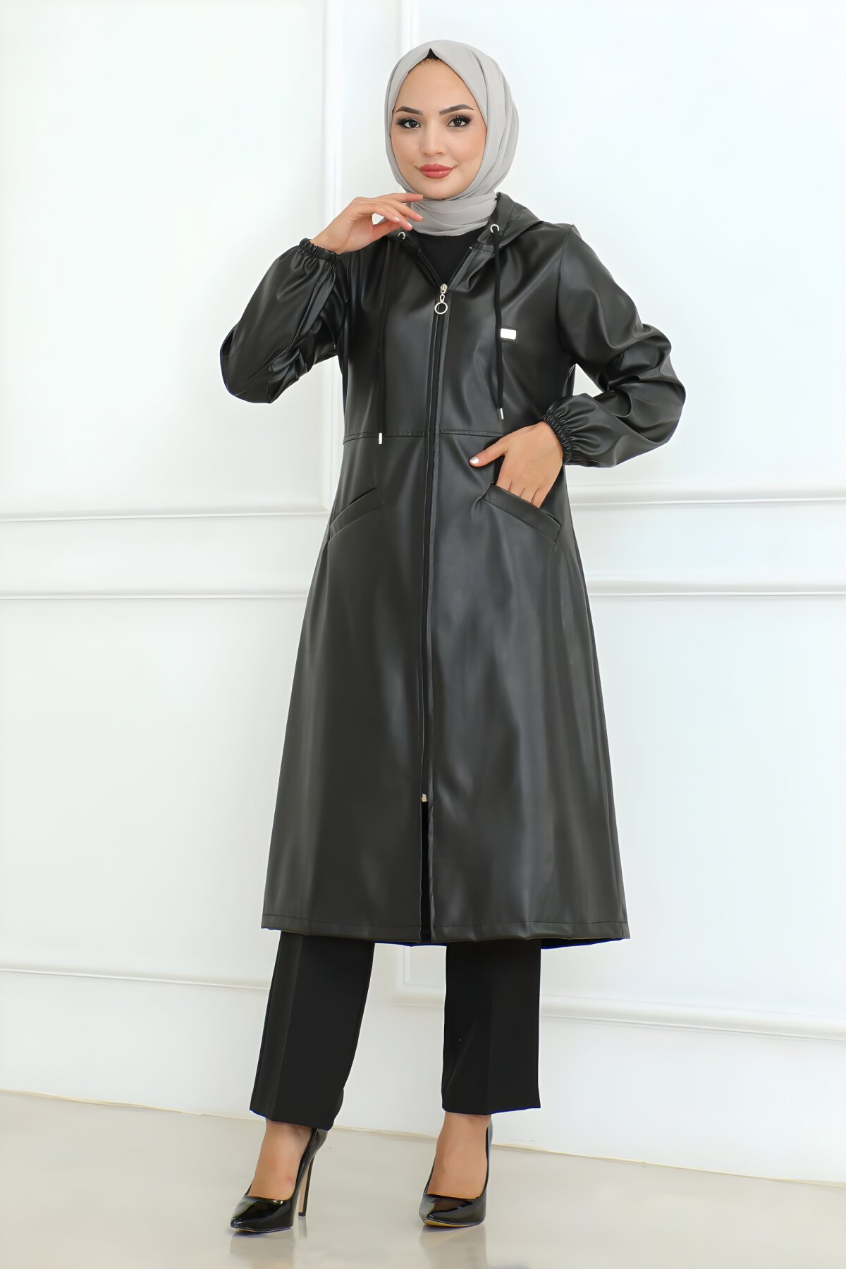 Siyah Deri Detaylı Kap - Modamihram