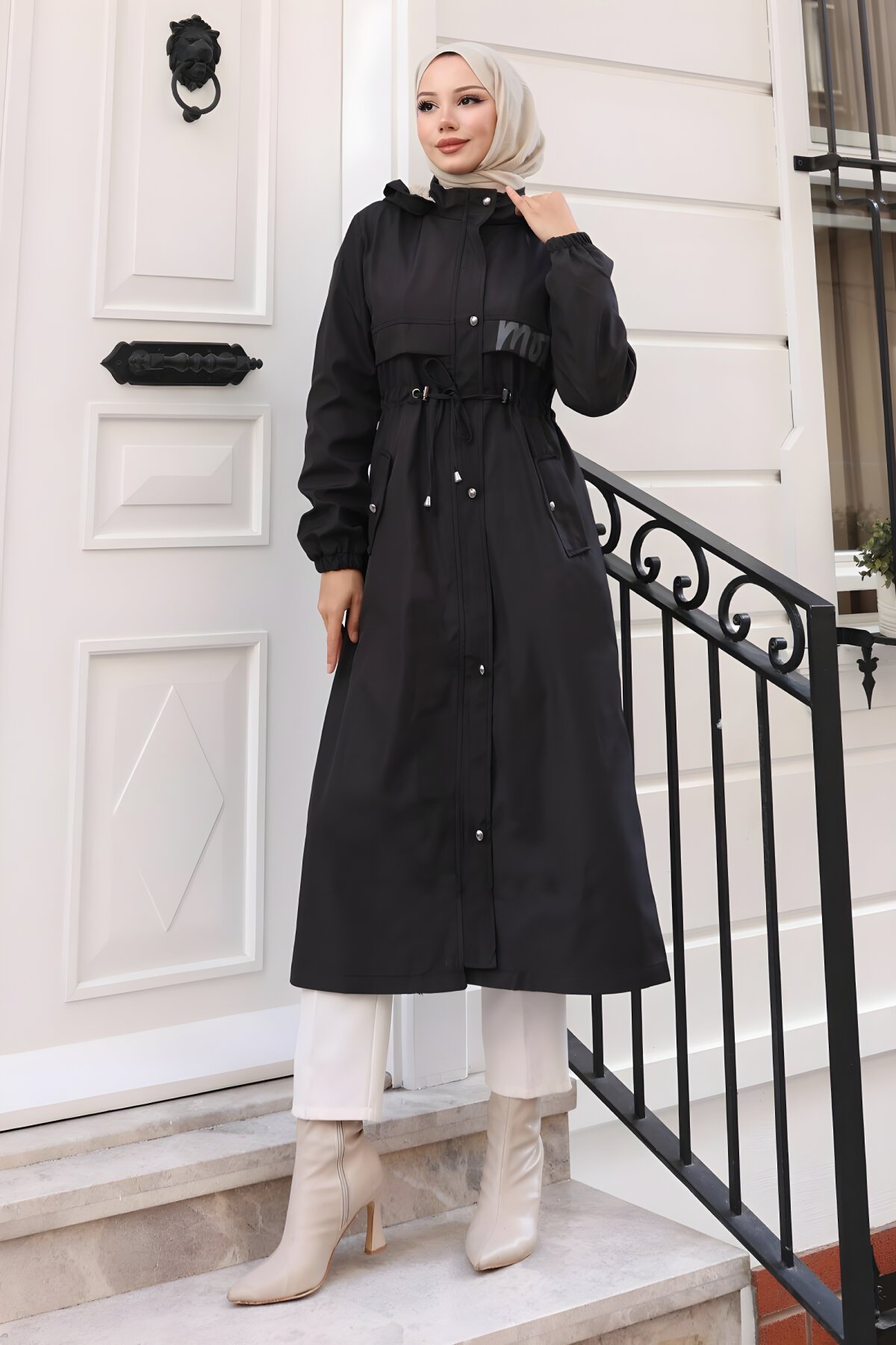 Siyah Kapşonlu Yazı Detaylı Tesettür Mont - Modamihram
