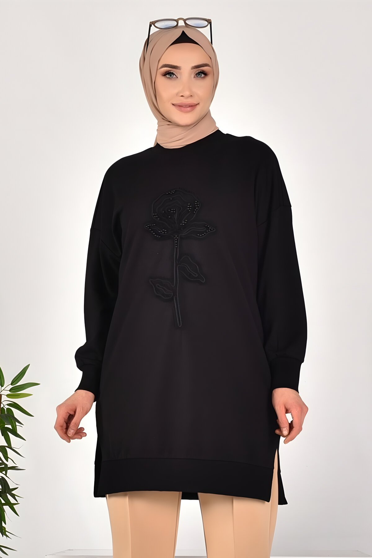 Siyah Nakışlı İncili İki İplik Tesettür Tunik - Puane