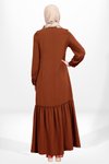 Kahverengi Çiçek Detaylı Fiyonklu Büzgülü Tesettür Elbise