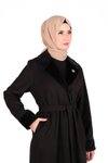 Siyah Yakası Broş Detaylı Kürklü Tesettür Kaban